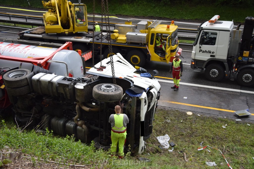 VU Gefahrgut LKW umgestuerzt A 4 Rich Koeln Hoehe AS Gummersbach P329.JPG - Miklos Laubert